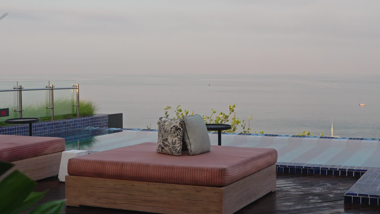 발리의 옥상 호텔 수영장의 맛있는 정원