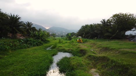 Un-Arroyo-Estrecho-Fluye-En-El-Valle