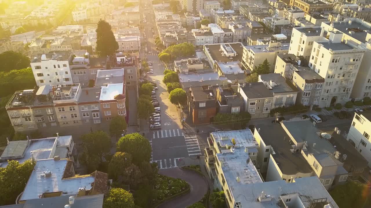 Panoramica aerea verso l'alto per rivelare il centro di San Francisco dalla famosa Lombard Street - 4k