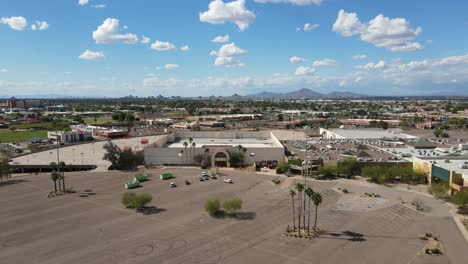 Vista-Aérea-Del-Centro-Comercial-Abandonado-Con-Estacionamiento-Vacío