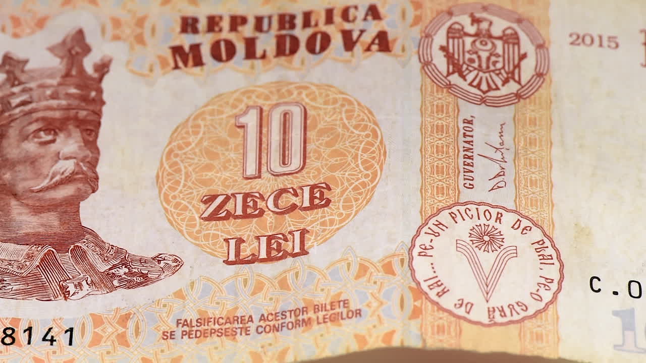 Beyaz bir arka plan üzerinde Moldovya on ley banknotu. Makro