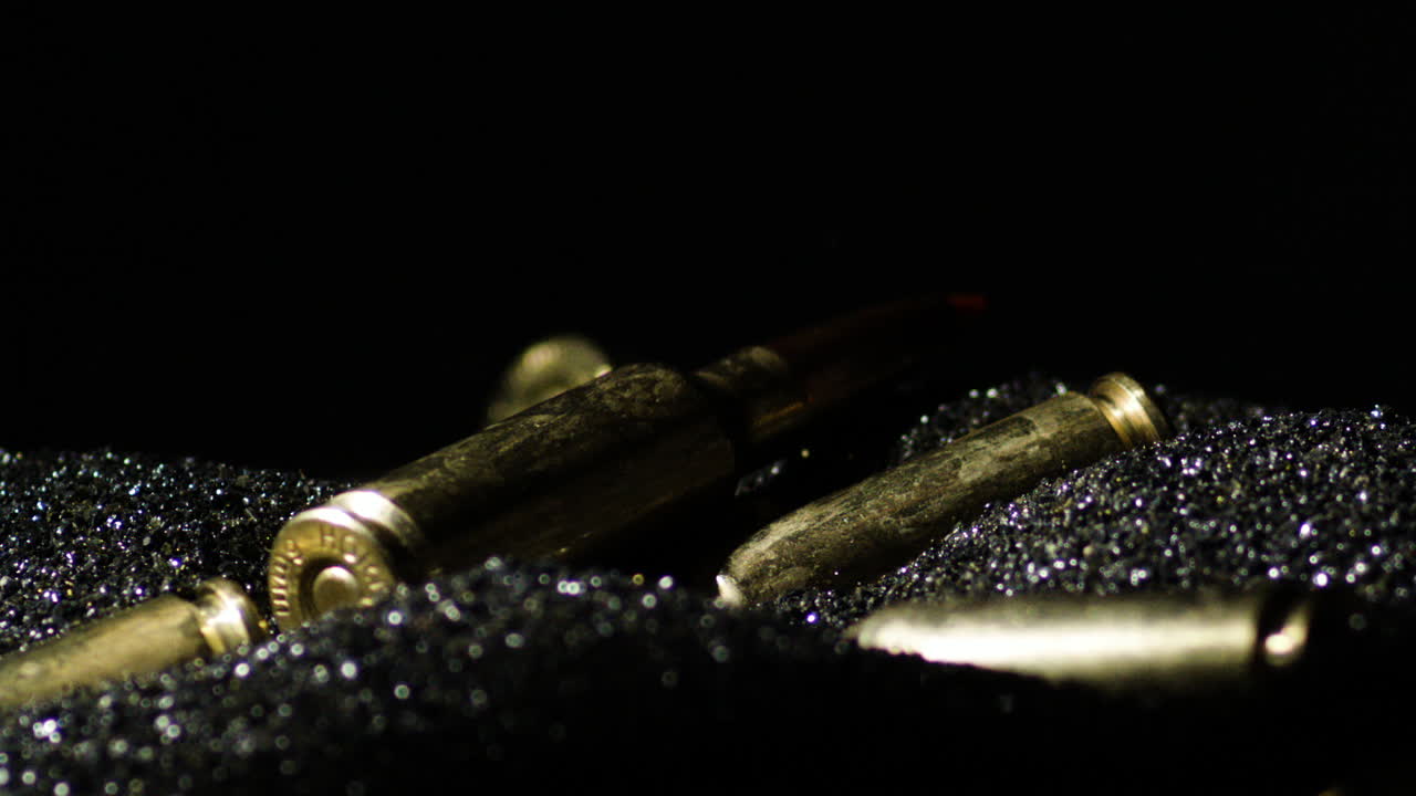 las balas de arco de 6 mm caen por los gránulos de pólvora.