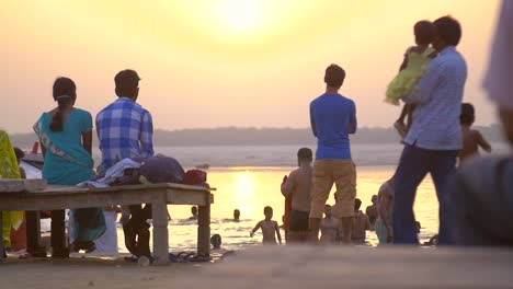 Menschen,-Die-Bei-Sonnenuntergang-Im-Fluss-Ganges-Baden