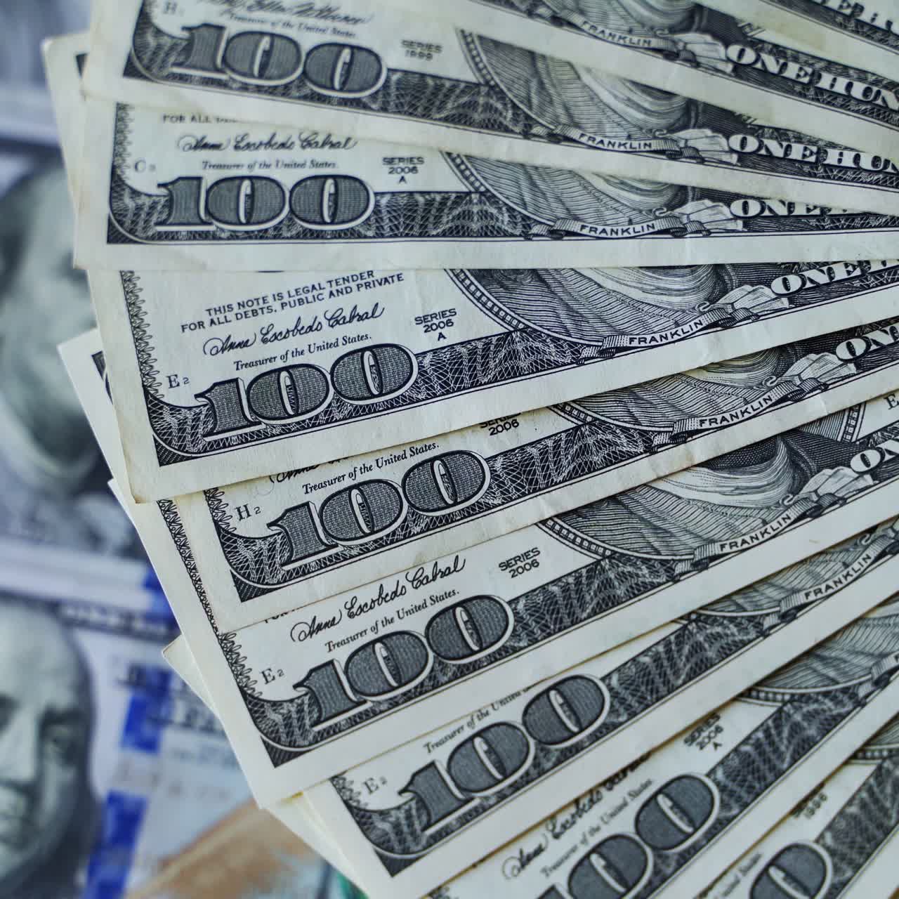 billetes de dólar descompuestos en un círculo. rotación de billetes de cien dólares. fondo del dinero estadounidense. primer plano.