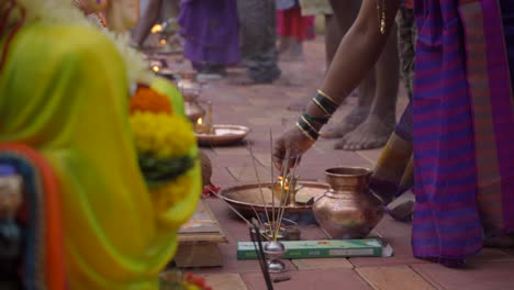 Frauen-Mit-Betendem-Gott-Ganrdh-Ganpati-Visarjan