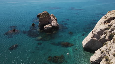 Sobrevuelo-Aéreo-Azul-Mar-Mediterráneo-En-La-Playa-De-Afrodita,-Chipre