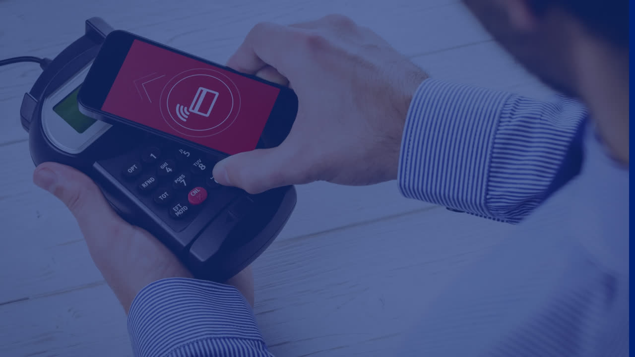 animación de formas sobre hombre caucásico pagando con teléfono inteligente