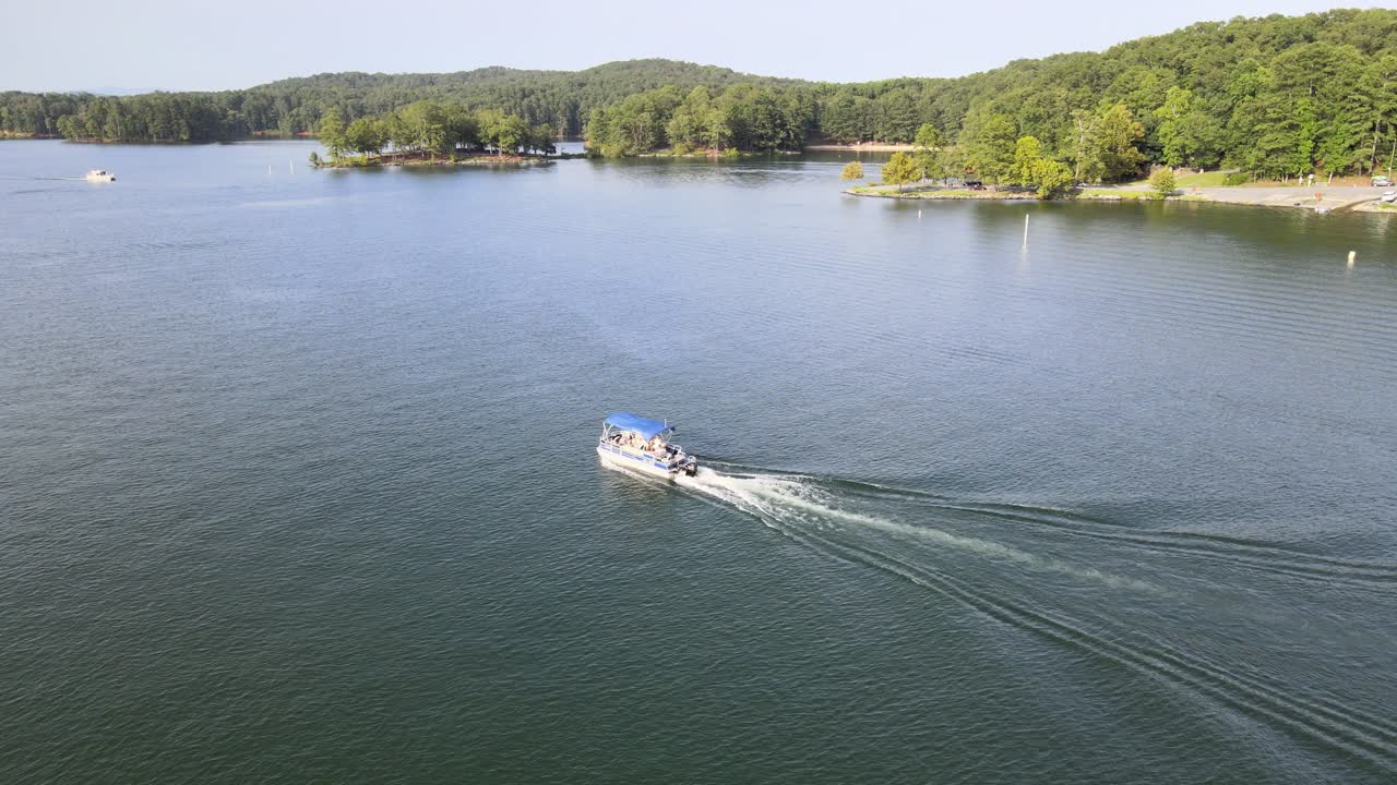 barco moviéndose a través del agua a toda velocidad mientras la cámara se mueve a su alrededor