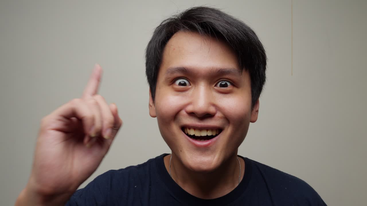 중국인은 머리를 돌리고 훌륭한 아이디어를 가지고 이것을 묘사합니다.