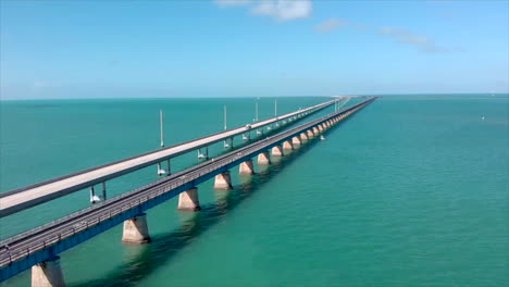 Toma-Aérea-De-Un-Dron-En-Movimiento-A-La-Izquierda-Del-Puente-De-7-Millas-En-Los-Cayos-De-Florida