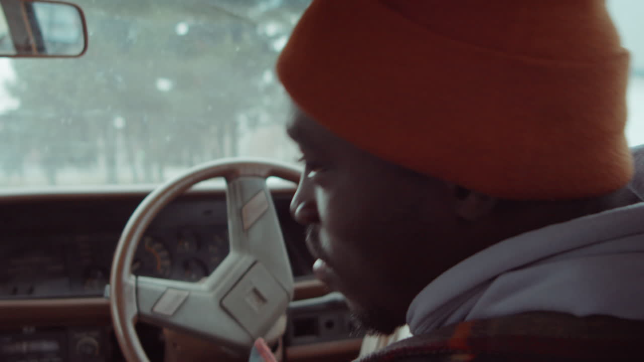 두 명의 흑인 남자들이 차에서 이야기하고 있습니다.