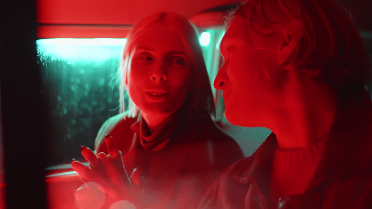 행복 한 커플 이 차 에서 친해지고 대화 하고 있다