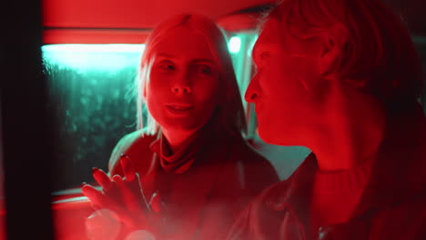 pareja feliz vinculándose y charlando en el coche