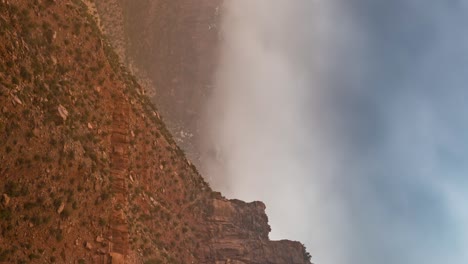 Niebla-Brumosa-A-Lo-Largo-De-Una-Colina-En-El-Desierto-Del-Sur-De-Utah---Lapso-De-Tiempo-Vertical