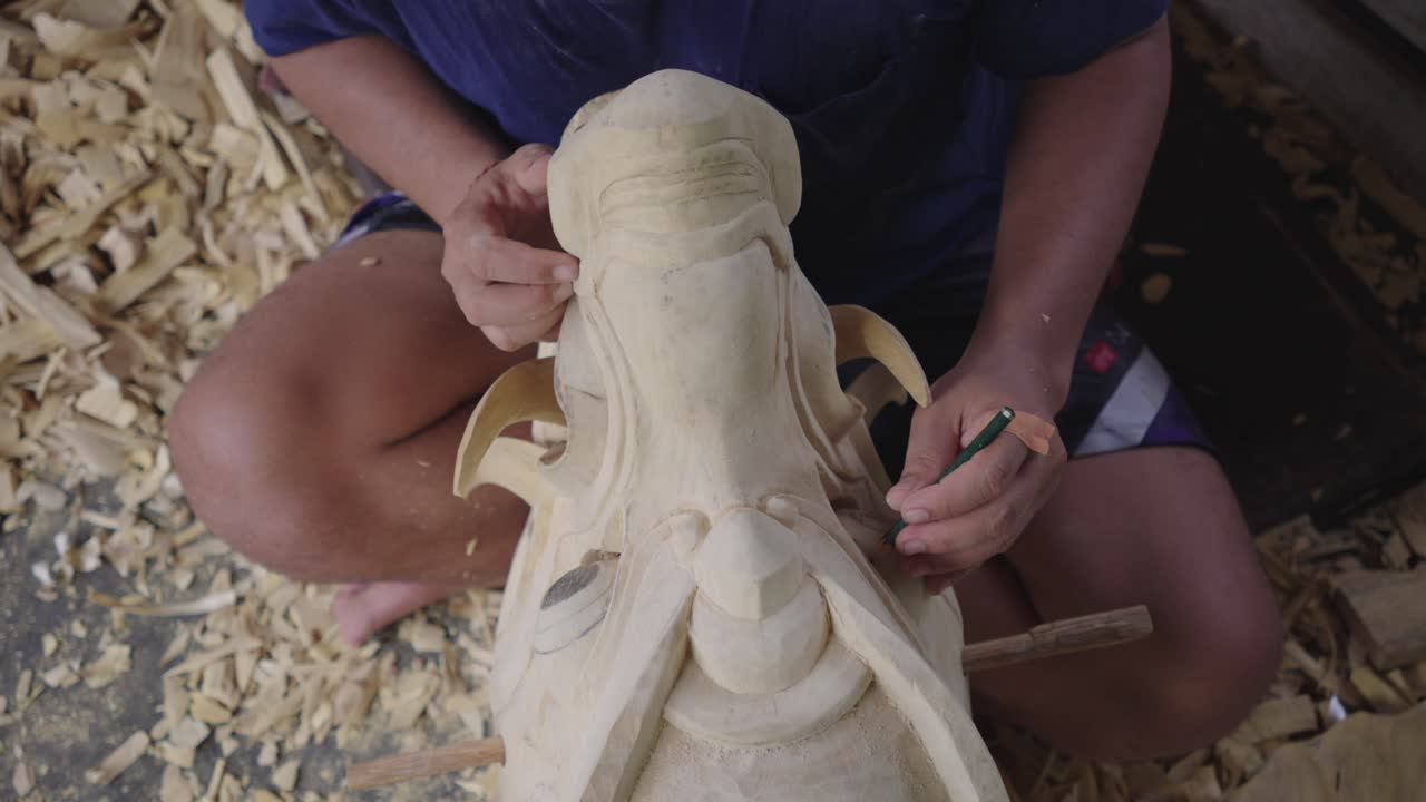 scultura artigianale in legno maschera barong per la festa balinese