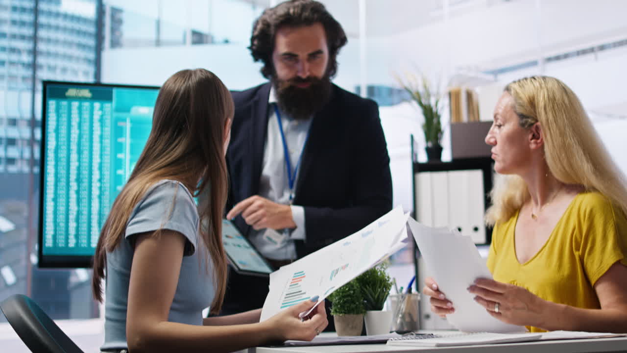 agente hablando con los padres y la chica de la generación z, ofreciendo consejos sobre la inversión