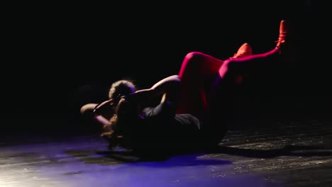 una joven entrenada en el escenario