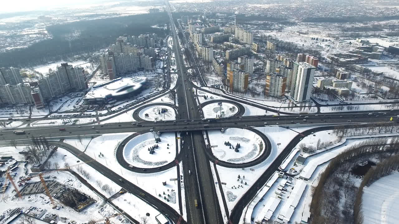 Vista aerea: svincolo autostradale in città invernale. Vista panoramica: architettura urbana