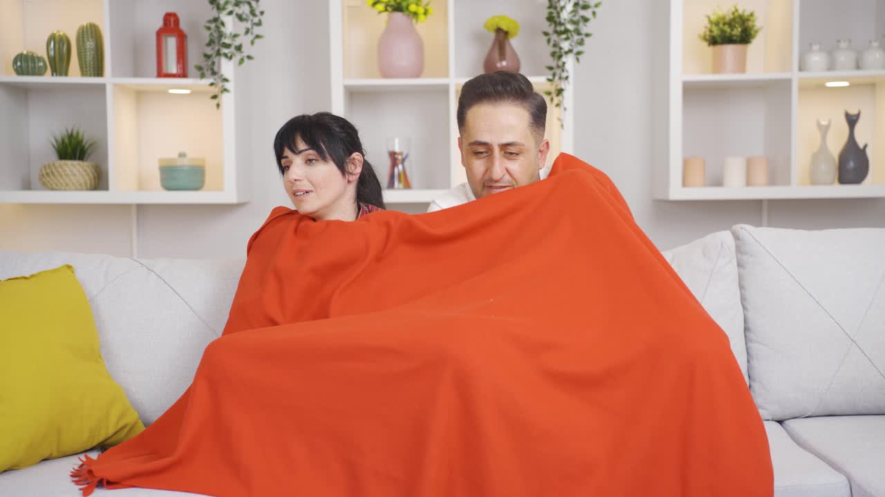 집에서 냉각하는 커플. 난방 문제.