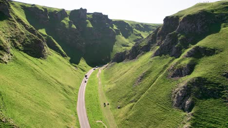 Pase-Winnats-Con-Desfiladero-De-Piedra-Caliza-Verde-En-Un-Día-Soleado-En-Verano-Cerca-Del-Distrito-De-Pico-De-Derbyshire,-Inglaterra,-Reino-Unido