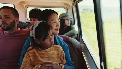 furgoneta, viaje por carretera y familia hablando de vacaciones