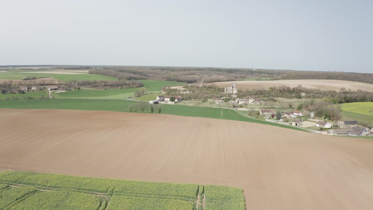 Flyfoto fra drone av rapsåkre nær Avon-les-Roches i Loiredalen, Frankrike.