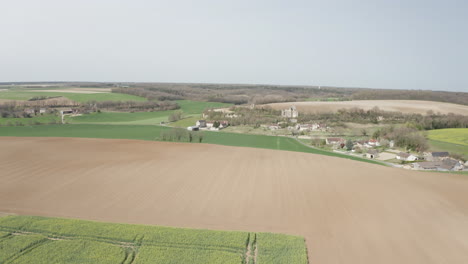 Luftdrohnenperspektive-Auf-Rapsfelder-In-Der-Nähe-Von-Avon-les-Roches-Im-Loiretal,-Frankreich