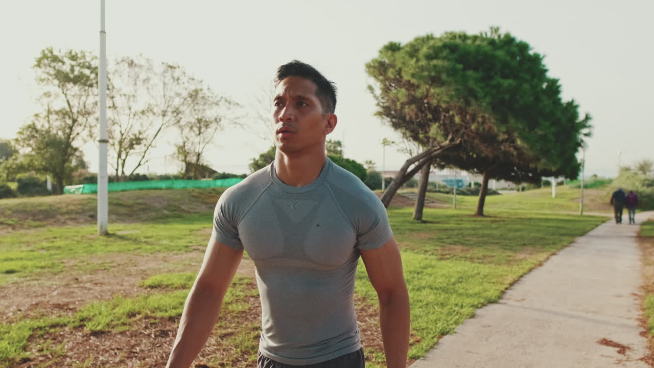 공원에서 산책하는 남자