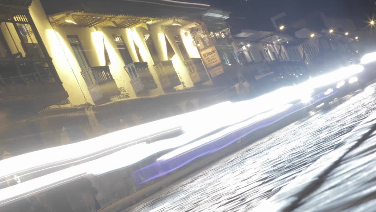 사람과 차가 지나가는 플라자 드 아르마스 1