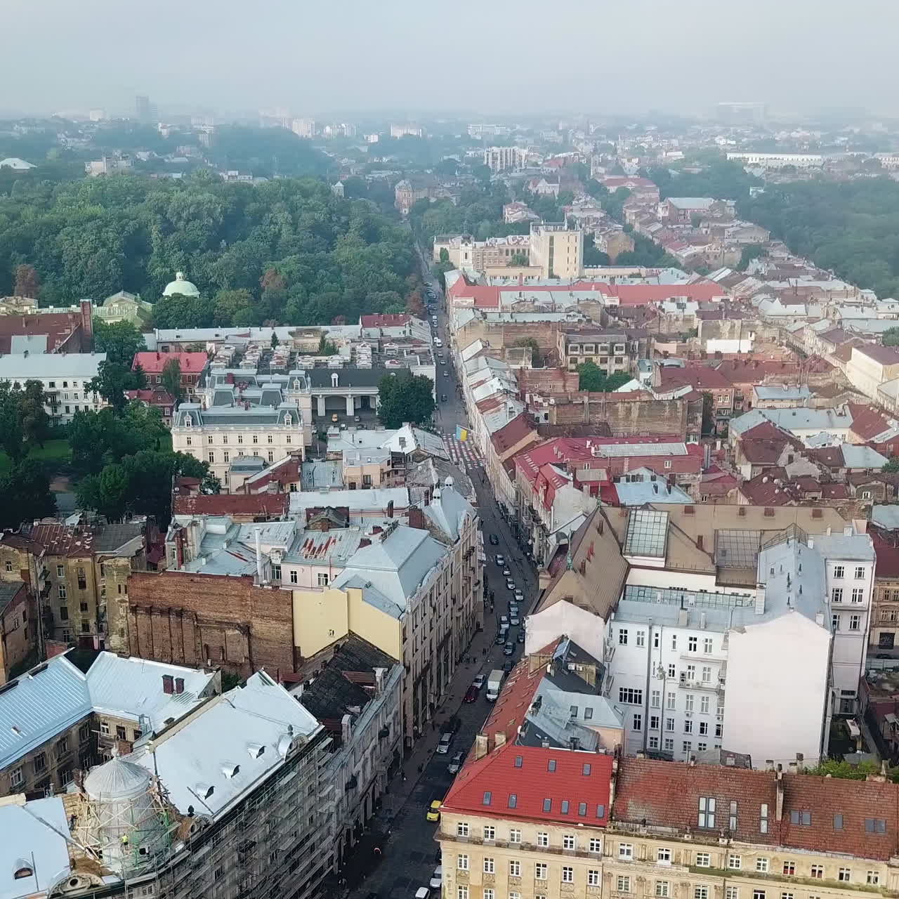 Vista aérea de uma cidade antiga com os telhados de edifícios arquitetônicos antigos em Lviv. Parte central de uma antiga cidade europeia. Áreas densamente povoadas da cidade.