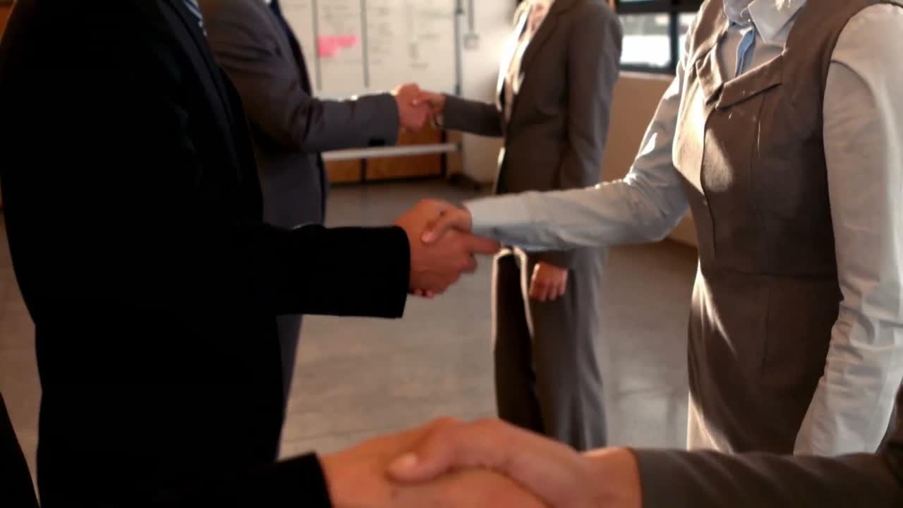 handshaking di uomini d'affari