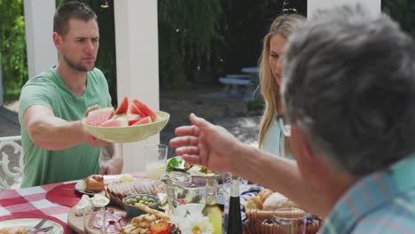 Familia-Feliz-Comiendo-Juntos-En-La-Mesa