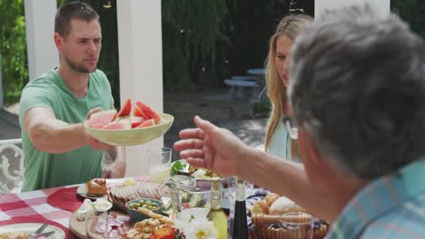 familia feliz comiendo juntos en la mesa