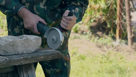 Hombre-De-Primer-Plano-En-Cámara-Lenta-Corta-Tabla-De-Metal-Con-Sierra-Circular