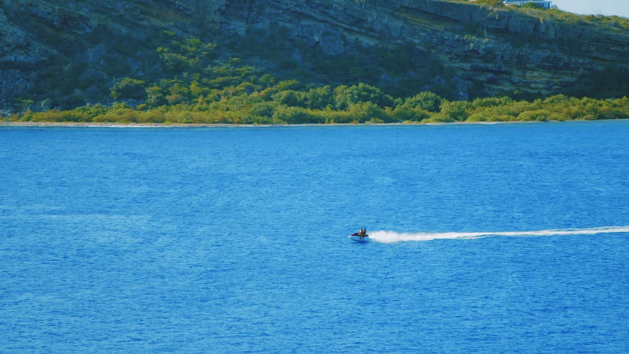큐라소의 아름다운 화창한 날 큰 호수를 가로지르는 제트 스키 경주의 슬로우 모션 샷