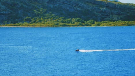 Toma-En-Cámara-Lenta-De-Carreras-De-Jet-Ski-A-Través-De-Un-Gran-Lago-En-Un-Hermoso-Día-Soleado-En-Curacao