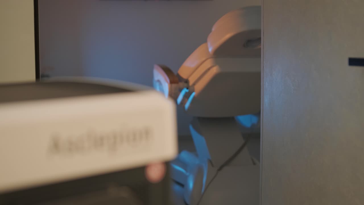 máquina moderna de depilación láser en la clínica de cosmetología