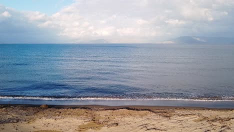 Großartiger-Luftbild-Flugschieber,-Der-Seitwärts-Von-Rechts-Nach-Links-Fliegt.-Drohnenaufnahmen-Der-Küste-Des-Bouka-Strands-Mit-Natürlichem-Goldenem-Sand-Auf-Korfu,-Griechenland