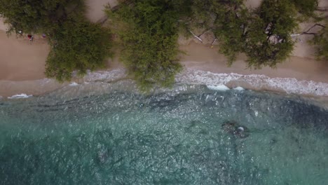 4k-Filmische-Drohnenaufnahme-Von-Kristallklaren-Wellen,-Die-Am-Strand-Von-Waileaa-In-Der-Nähe-Von-Kona-Auf-Der-Großen-Insel-Hawaii-Zusammenbrechen