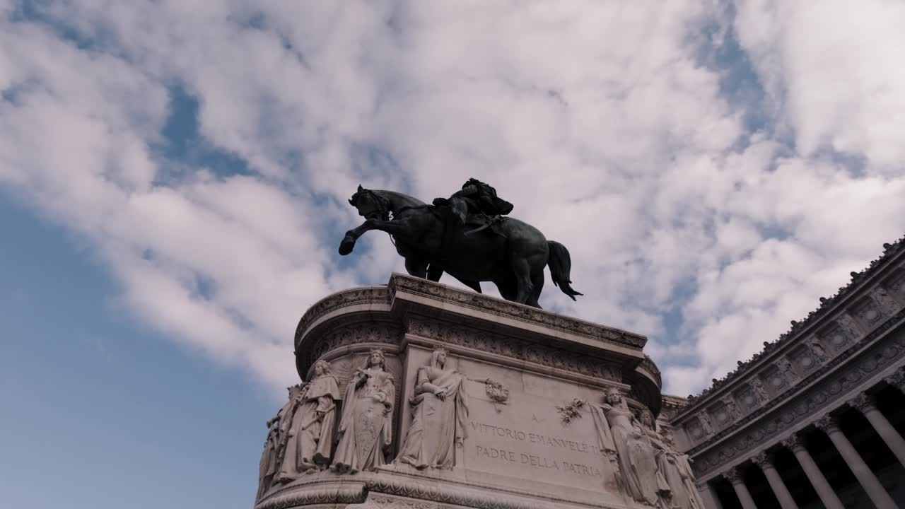Vittorio Emanuele Statue in Piazza Vittoria: Rotating Shot with Varied Skies