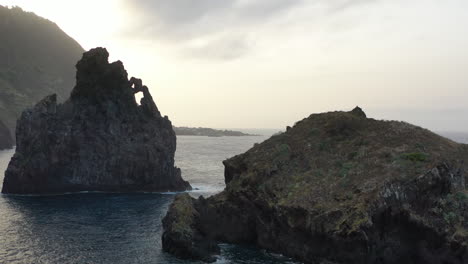 vista aérea de rocas en el océano por la costa de la isla de madeira, portugal, que revela un disparo de drones