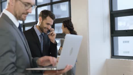 personas de negocios que utilizan tecnologías