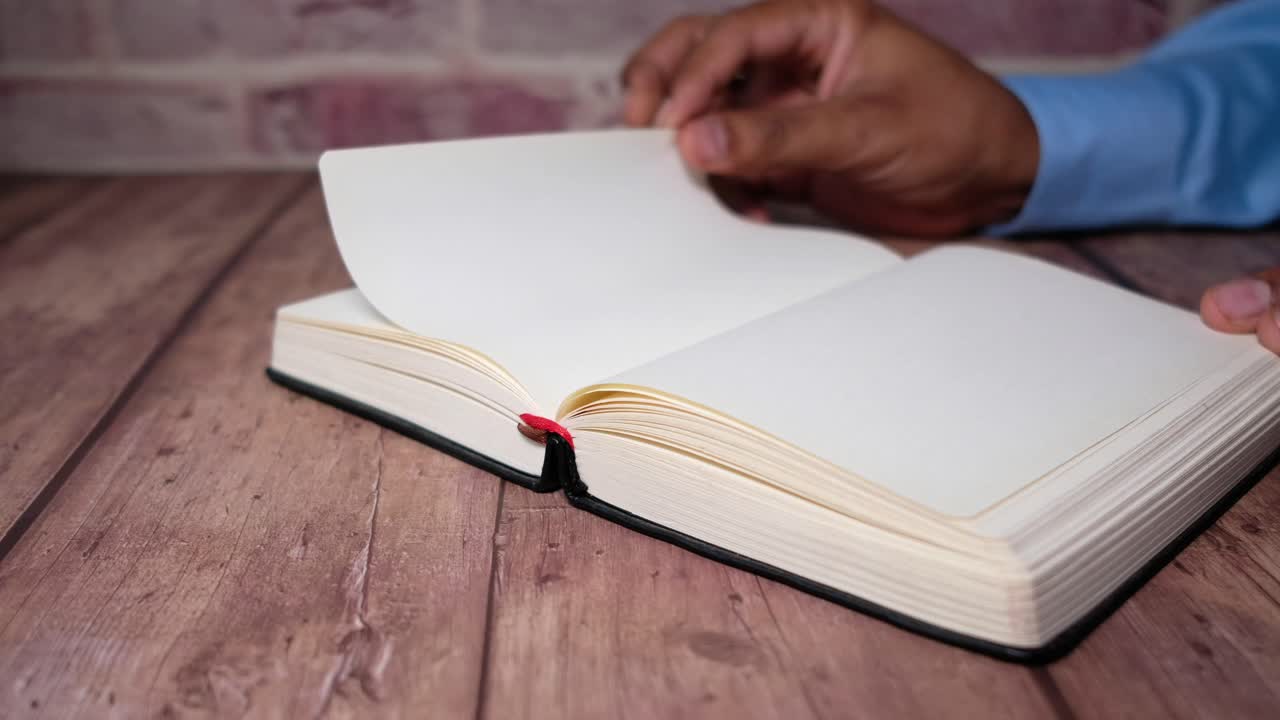 libro abierto en una mesa de madera