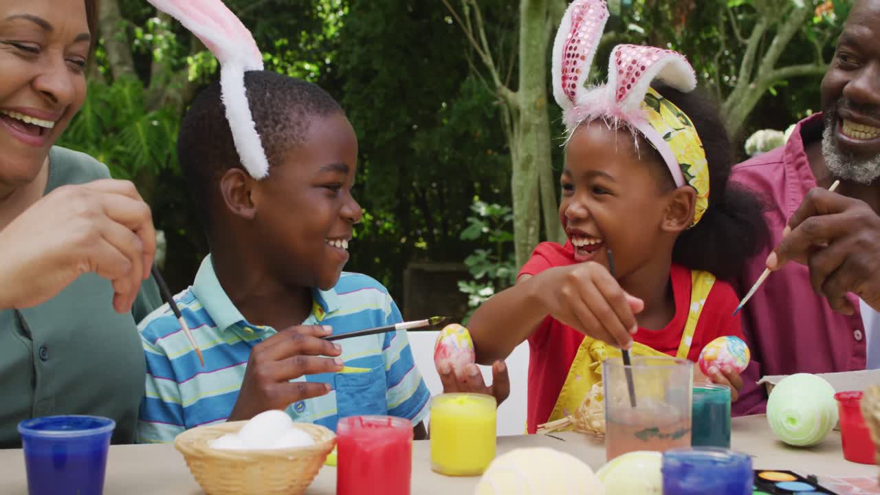 행복 한 다양한 할머니 와 손자 손녀 들 이 정원 에서 부활절 달 ⁇  을 그리는 애니메이션
