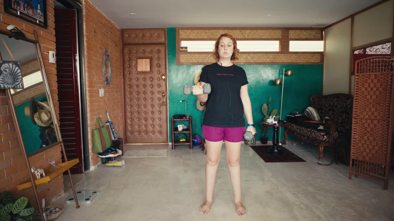 mujer caucásica levantando pesas en casa sesión de entrenamiento, entrenamiento de brazos bíceps ejercicio de mancuernas