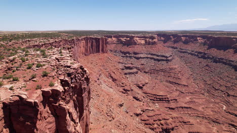 Drohne-Folgt-Einer-Klippe-Auf-BLM-Land-In-Utah