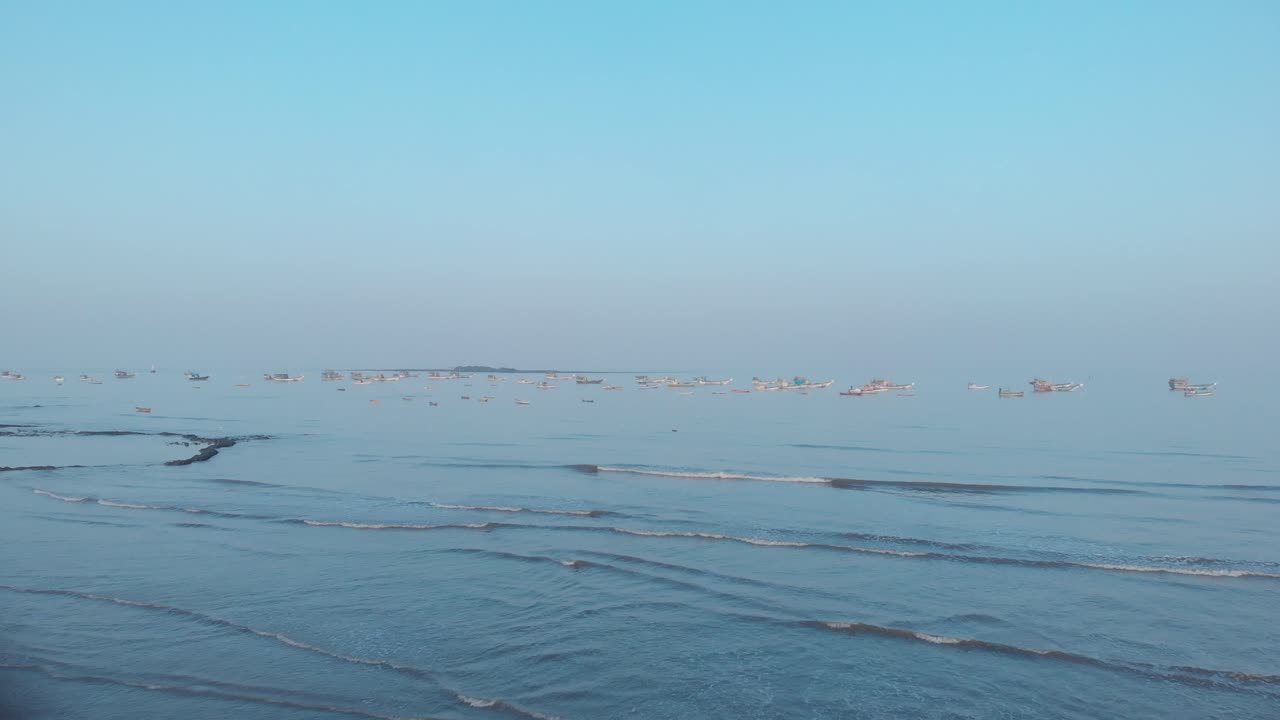 수평선에 있는 해변 배의 젖은 모래에 반사되는 고라이 해변 검은 모래 푸른 하늘