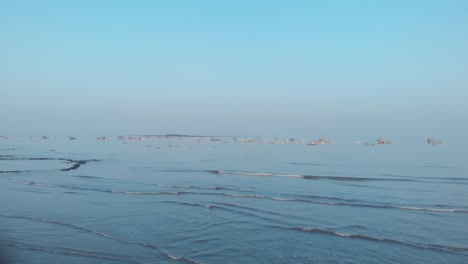 Playa-De-Gorai-Arena-Negra-Cielo-Azul-Que-Se-Refleja-En-La-Arena-Mojada-En-Los-Barcos-De-Playa-En-El-Horizonte