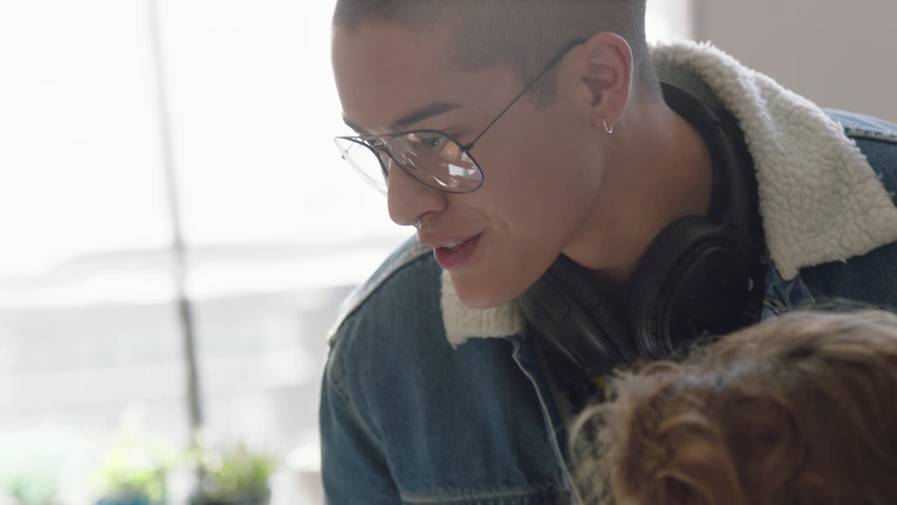 jóvenes empresarios creativos que se reúnen con líderes de equipo afroamericanos mujer que apunta a la pantalla compartir ideas lluvia de ideas discutiendo soluciones capacitación pasante usando computadora trabajo en equipo en una oficina moderna