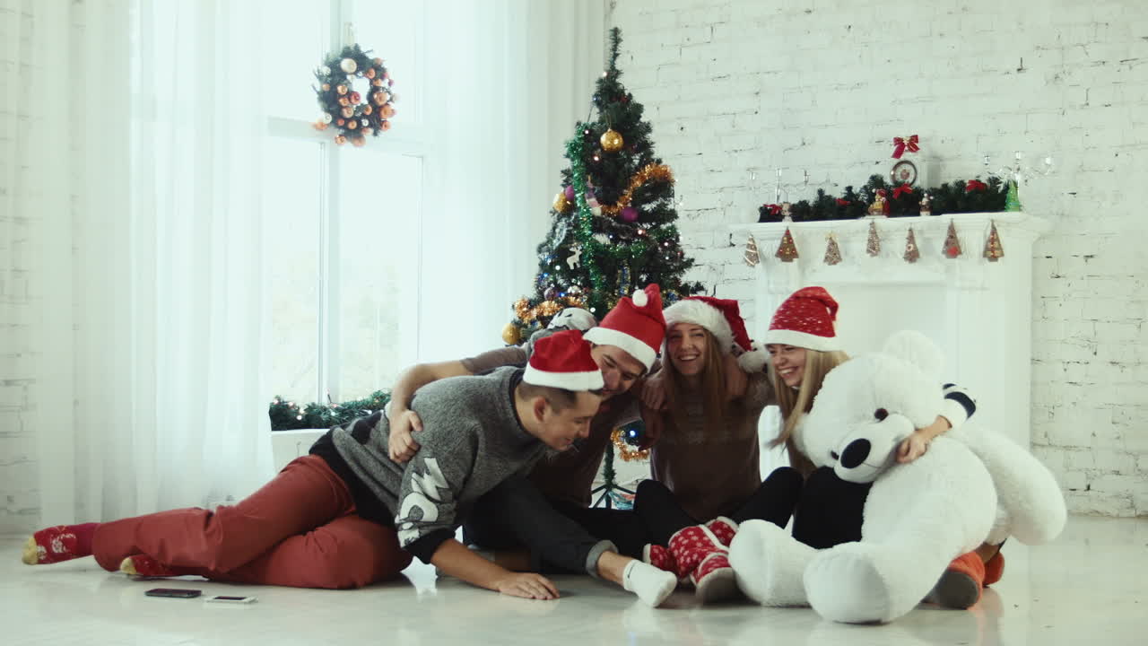 grupo de amigos celebrando la navidad